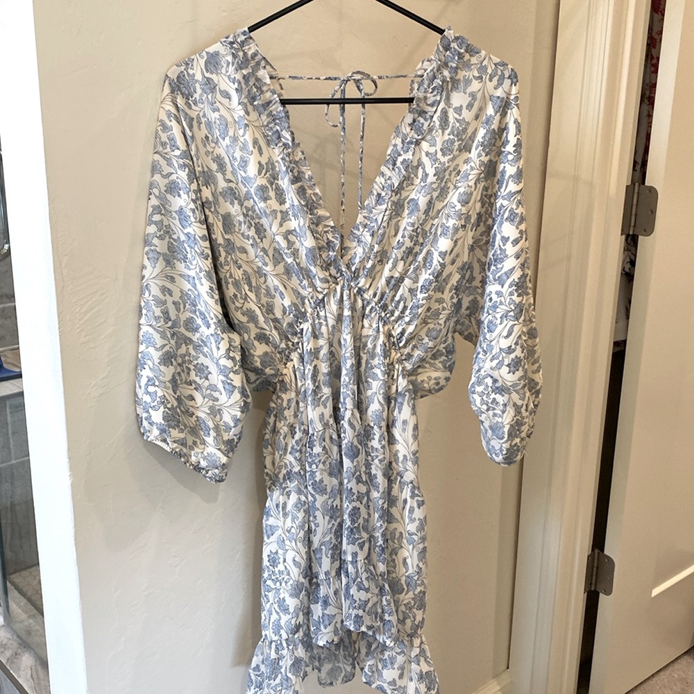 VICI Floral dress with ruffles and open back. Perfect condition! Size S